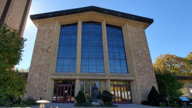 Sparatoria in una chiesa e scuola cattolica di Minneapolis: uccisi due bambini