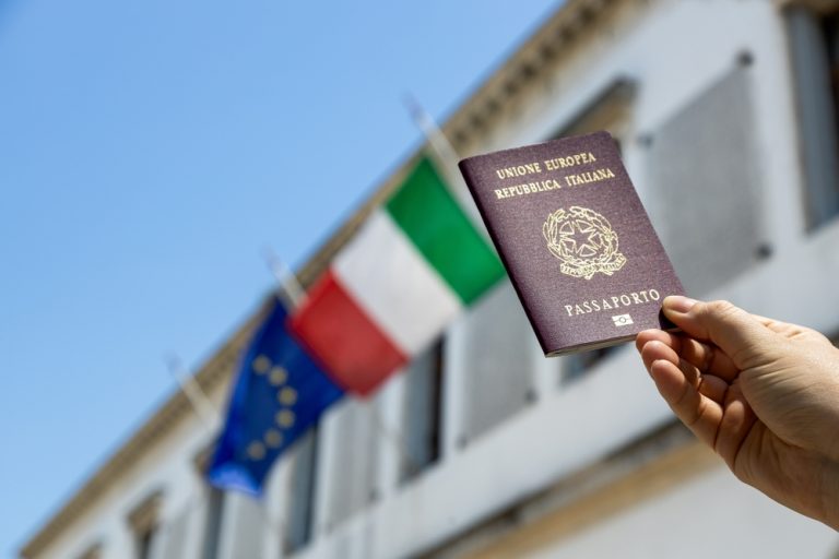 Nuove difficoltà per la cittadinanza, la stretta del governo penalizza gli italiani all’estero