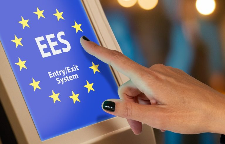 L’Unione Europea ha iniziato a registrare i dati biometrici dei viaggiatori stranieri