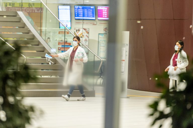 Gli italiani all’estero potranno pagarsi la tessera sanitaria, ma ci sono dei limiti