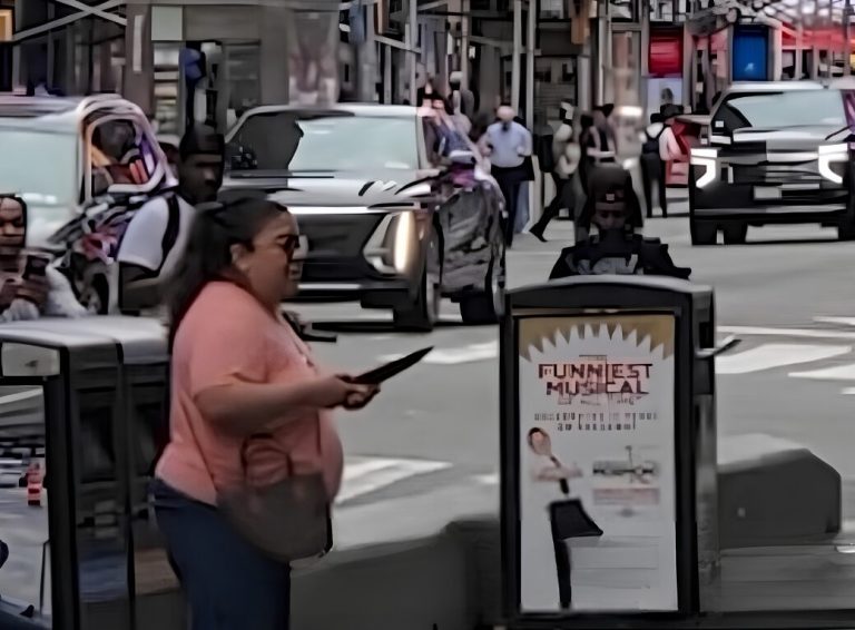Le bodycam mostrano i quattro minuti prima che la polizia uccidesse Pamela Cisneros a Times Square