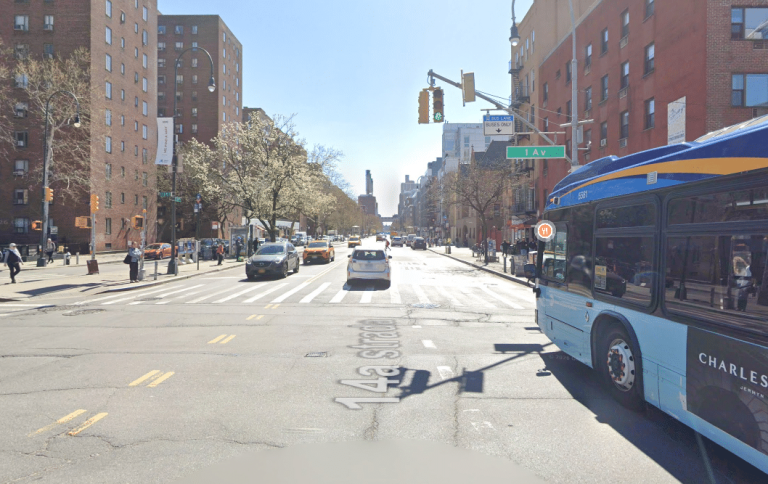Una ragazza di 15 anni è morta investita da un camion mentre era in bicicletta nell’East Village
