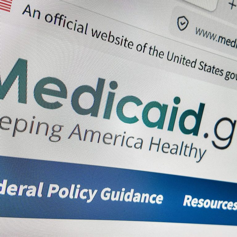 Perquisizioni nei centri per anziani: indagine sulle frodi Medicaid